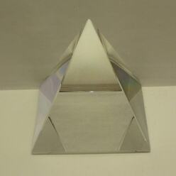 La pirámide de cristal (de 4*4*4 cm)